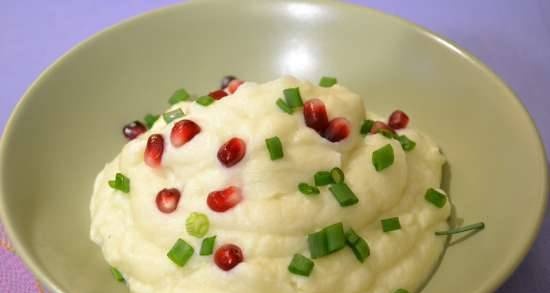 Surtido de coliflor y brócoli en una tortilla con queso en una freidora