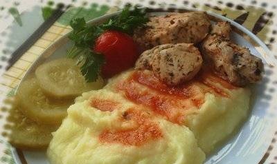 Kipfilet in het Italiaans met kruiden in een dubbele boiler