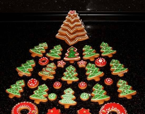 Galletas delicadas (pan de jengibre) en el árbol de Navidad