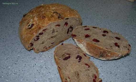 Rustiek brood met gedroogde veenbessen en pecannoten