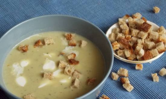 Sopa de puré de guisantes verdes (soupovar Dobrynya)