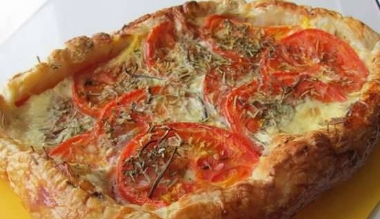 Tart with tomatoes, mozzarella and herbs