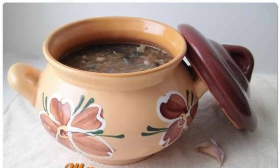 Zuppa di cavolo cappuccio monastico con cavolo cappuccio fresco e funghi