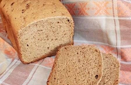 Pan de masa madre seca Darnitsky en una máquina de hacer pan Moulinex