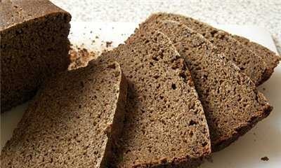 Pan de centeno con masa madre de lúpulo en una panificadora