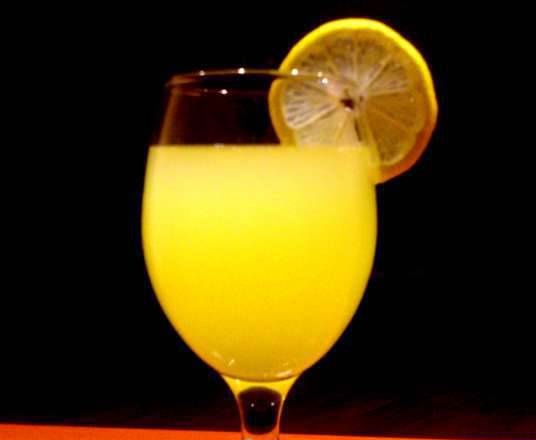 Limonata allo zafferano nel multi-frullatore Profi Cook