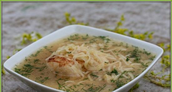 Sopa de pollo rápida con fideos caseros (Steba DD1)