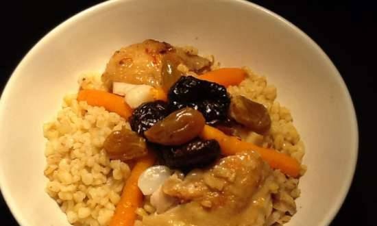 Pollo con bulgur in una pentola a cottura lenta