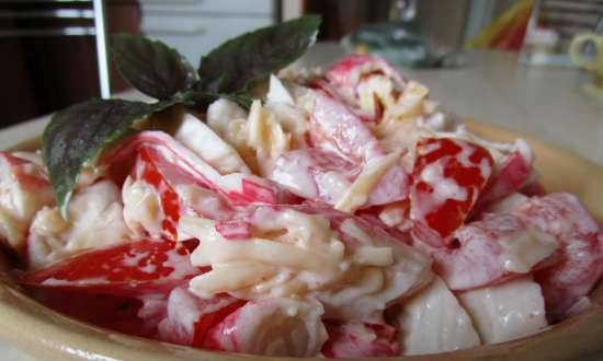 Ensalada con palitos de cangrejo, queso y tomates