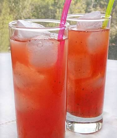 Limonata alla fragola con basilico