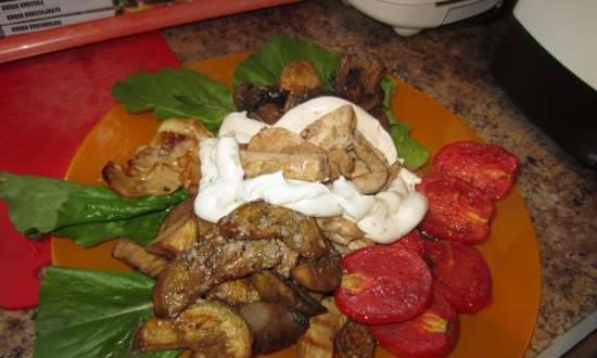 Insalata calda alla griglia con panna acida e salsa di funghi