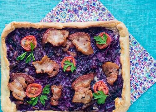 Rotkohl-Flammkuchen Open gekleurde cake