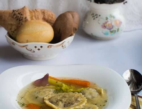 Ravioli (uova e cavolo cappuccio ripieni) in brodo - Maultaschen Reh