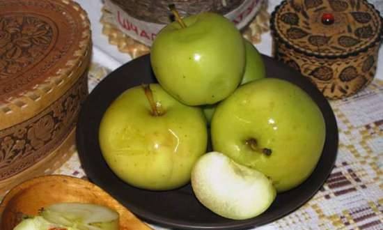 Apples soaked with honey and mint