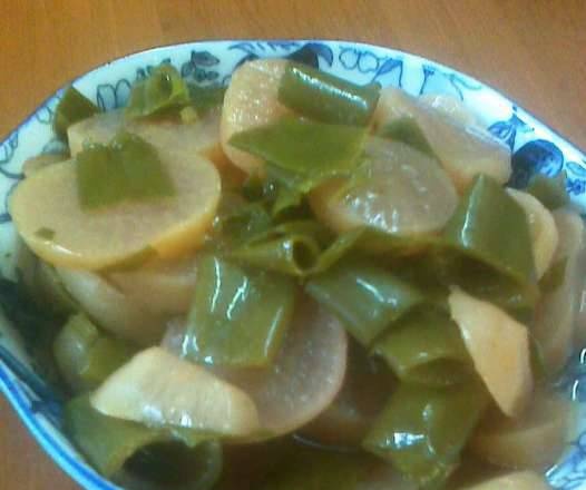 Ensalada de rábano con cebollas verdes para el invierno.