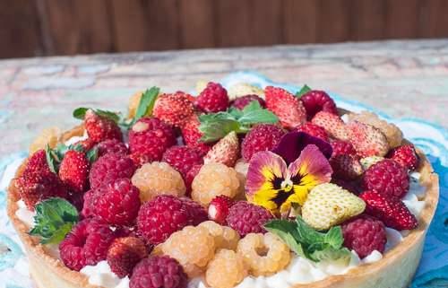 Bánh tart với mascarpone và quả mọng