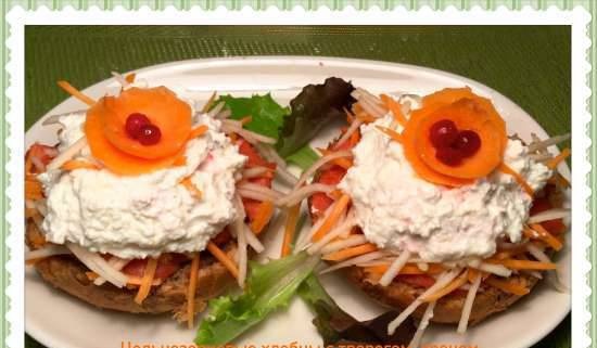 Whole grain crisps with smoked salmon, cottage cheese, horseradish, apple and carrots (Vollkornbroetchen mit Meerrettichquark)