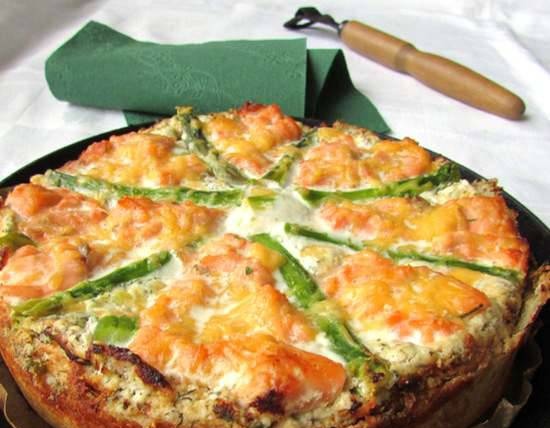 Green asparagus at salmon tart (Flammkuchen mit gruenem Spargel und Lachs)