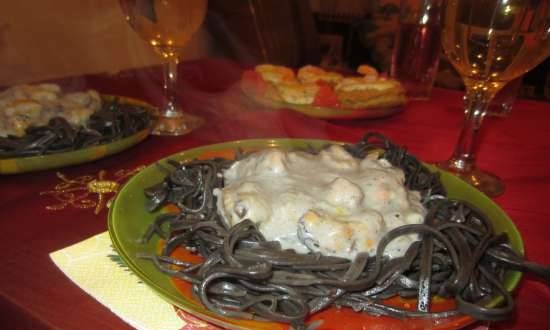 Pasta negra amb musclos en salsa cremosa