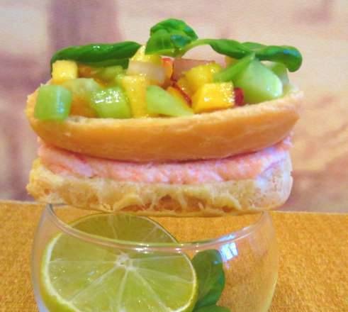 Eclairs với kem tôm và bánh tartare đào với dưa chuột