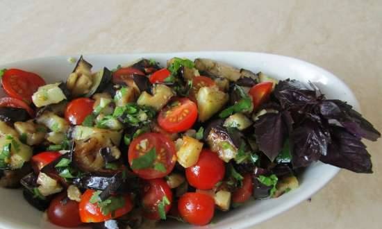 Ensalada de tomate y berenjena frita