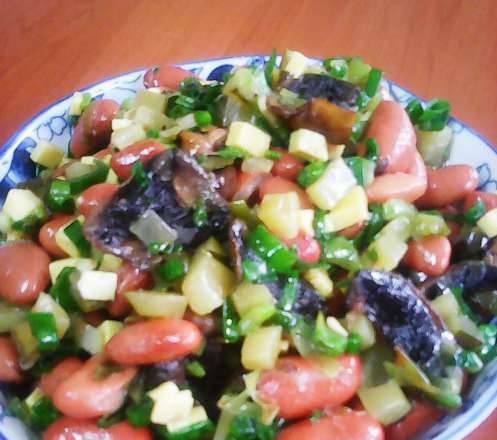 Ensalada de frijoles enlatados con champiñones fritos