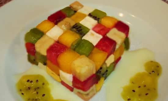 Ensalada de frutas con mozzarella Rubik's cube con leche condensada y salsa de frutas