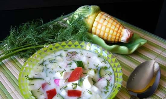 Okroshka su yogurt con formaggio feta e avocado