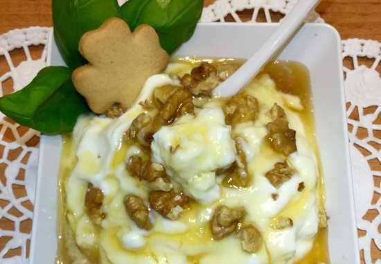 Greek yogurt with honey and walnuts - a good old classic