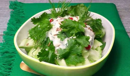 Aperitivo de pepinos, cebollas verdes y cilantro en crema agria