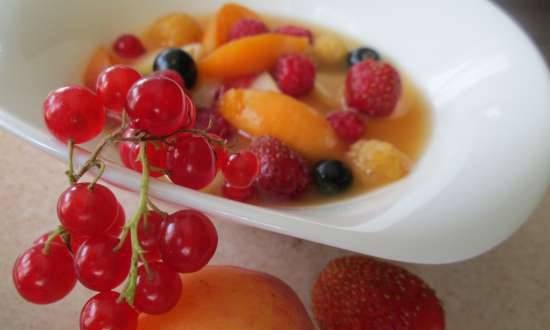 Ensalada de verduras con grosellas rojas