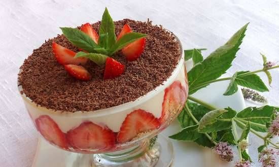 Postre de cuajada de fresa sobre una base de galleta y nueces