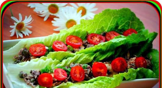 Rollos de atún y champiñones frescos con alcaparras en hojas de lechuga romana