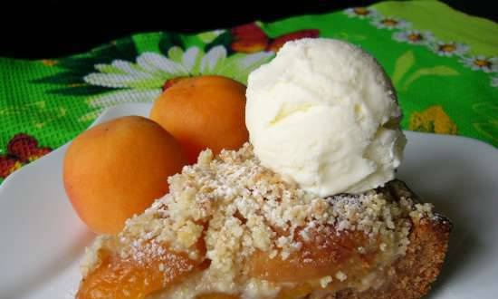 Buckwheat tart na may mga aprikot at streusel na may keso sa maliit na bahay