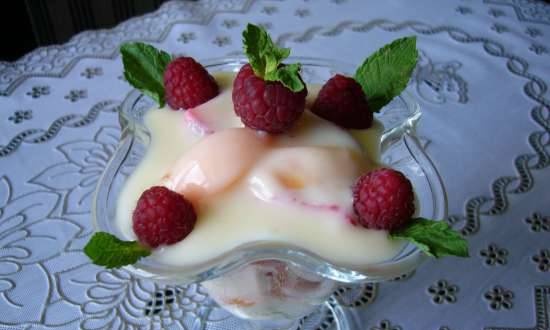 Frutta fresca e bacche in una crema al limone cremosa