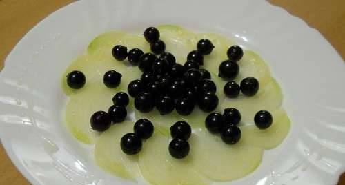 Ensalada de verduras con grosellas rojas