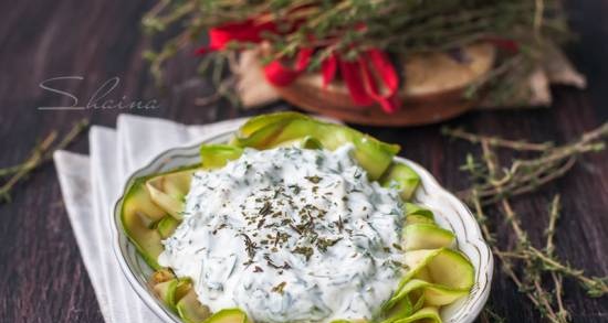 Zucchini salad with yogurt