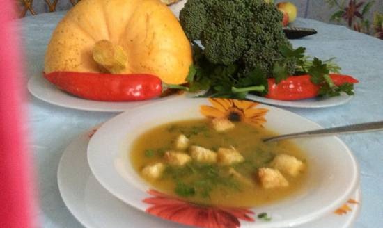 Calentar sopa de puré de calabaza, brócoli y chile