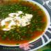 Sopa fría con palitos de cangrejo sobre kvas