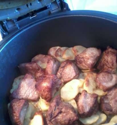 Patatas fritas con lóbulos de carne