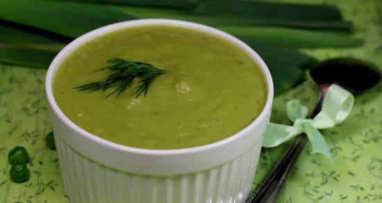 Potato soup with leeks and green peas