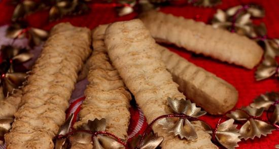 Magere koekjes door een vleesmolen