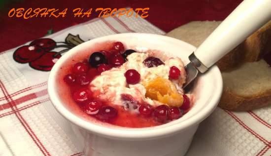 Havermout (rauw) op cottage cheese en kefir met bessen, gedroogd fruit, noten (gezond ontbijt of dieetdiner)