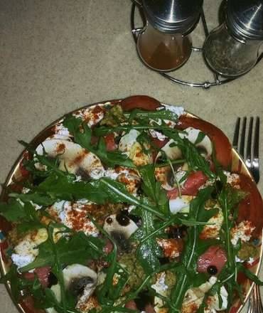 Ensalada de rúcula con salmón y champiñones