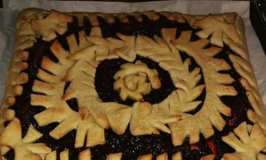 Lingonberry pie (option with apple and cinnamon) on puff pastry, baked in the oven