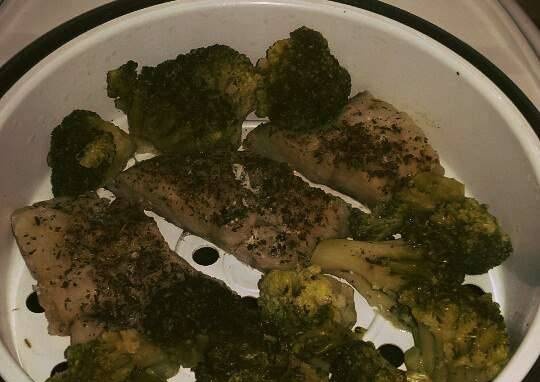 Filetto di nasello con broccoli al vapore in un multicooker Redmond RMC-M 4502