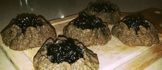 Ang mga rye wicket na may chanterelle na kabute at berry (blueberry, currants) sa oven