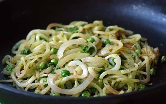 Espaguetis de patata con guisantes y salsa pesto