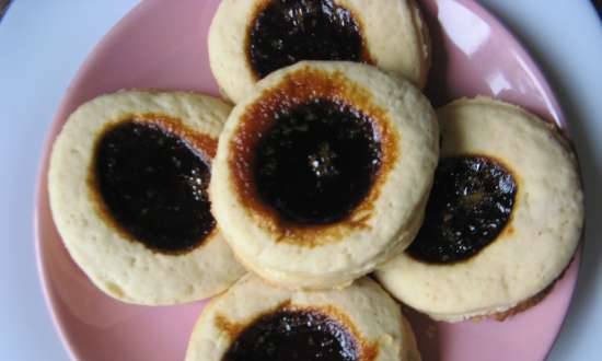 Galletas de mantequilla con mermelada de ciruela