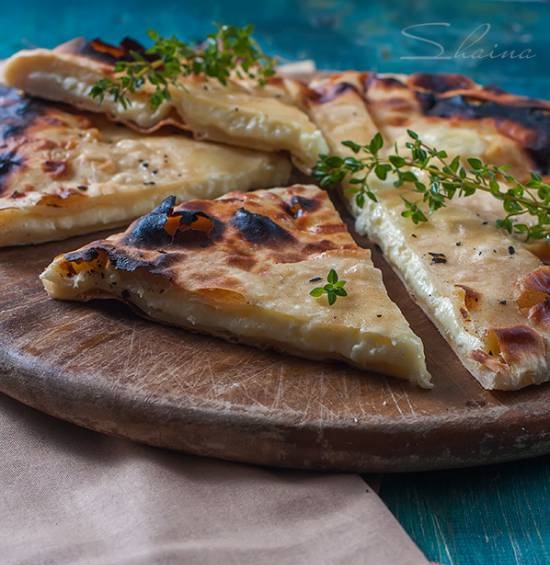 Khachapuri en una pizzeria Ferrari